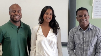 V.l.n.r.: Michael Cijntje (ICT Docent), Rajvee Mehta (Green Tree Curaçao, hoofddonateur), Gianwar Lacroes (ex-directeur Goslinga VSBO)