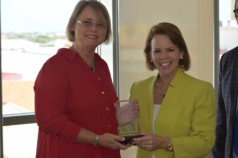 Prome Minister Sra. Evelyn Wever Croes A Entrega Un Plakaat Di Reconocimento Na Sra. Louella Brezovar Van Veen 01