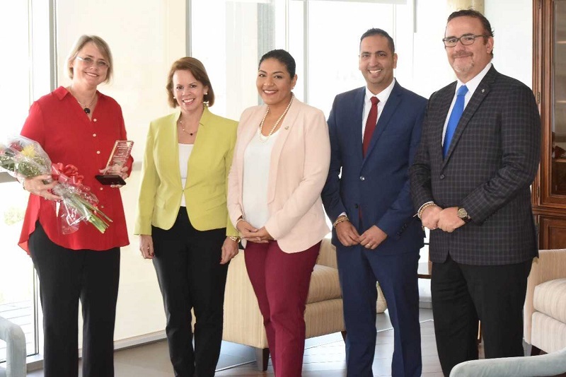 Prome Minister Sra. Evelyn Wever Croes A Entrega Un Plakaat Di Reconocimento Na Sra. Louella Brezovar Van Veen