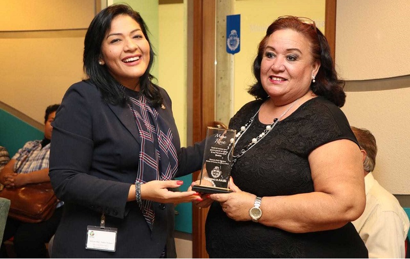 Mama Rosa Ta Ricibi Reconocimiento For Di Minister Xiomara Ruiz Maduro 03