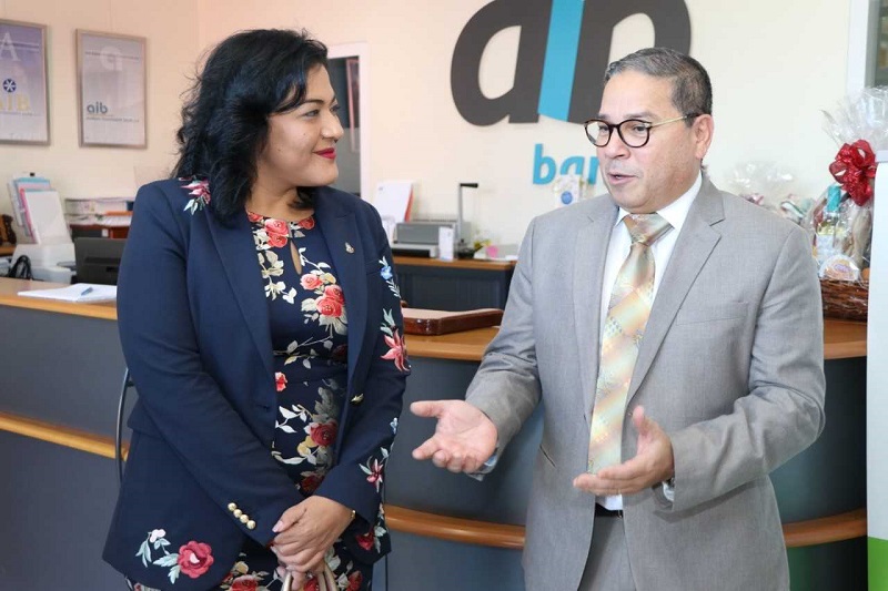 Minister Ruiz Maduro a bishita Aruba Investment Bank 01