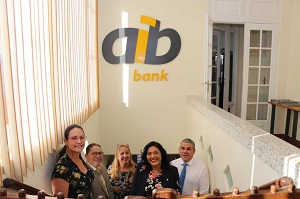 Minister Ruiz Maduro a bishita Aruba Investment Bank 04