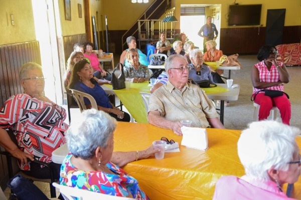 Polis a tene charla na Savaneta 01