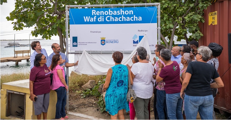 Desvelo di e bòrchi na Chachacha den presensia di un grupo di penshonado ku ta landa den siman na e playa. (Potrèt OLB)