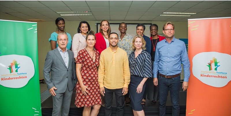 V.l.n.r. boven: Soraya Agard (Sint Maarten), Yvonne Bermudes (Aruba), Sacha Geerman (Aruba), Miosotis Yearwood (Curaçao), Peggy Grootens (Curaçao), Shermina Powell-Richardson (Sint Maarten) V.l.n.r. onder: Job Tanis (Nederland-Ministerie van VWS), Dirkje de Jong (Sint Eustatius), Christopher Frans (Bonaire), Rachel Crowe (Nederland-Ministerie van BZK), Krijn Pons (Saba)