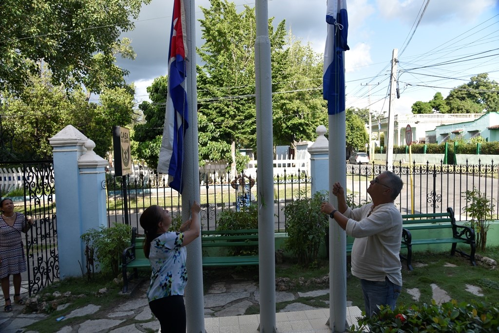 thumbnail diputado hisando bandera ku direktro di casa del caribe