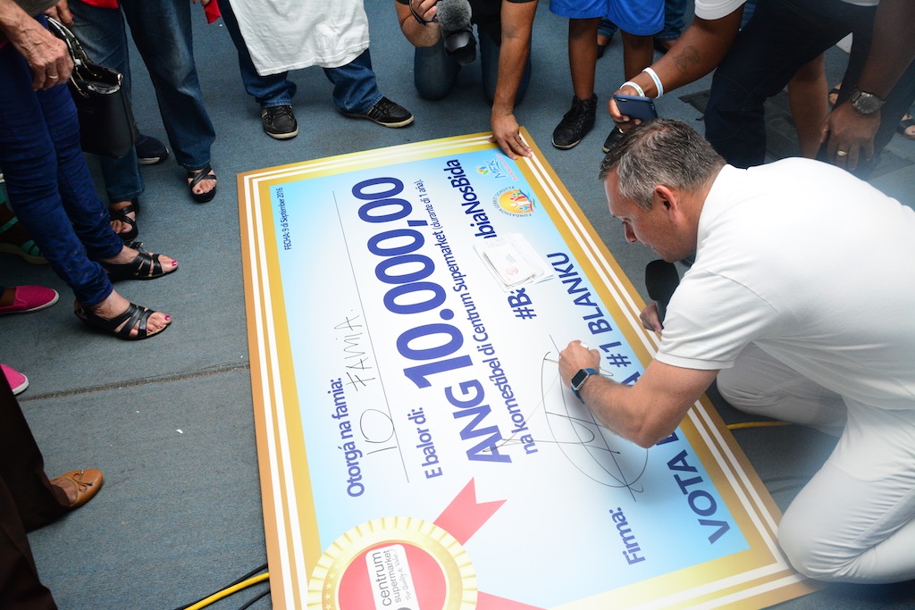 Gerrit Schotte ta firma e premio pa 10 famia kada uno 1000 florin
