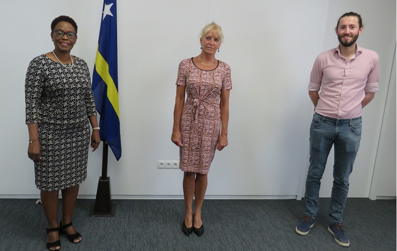 drpd: Minister Jesus- Leito, drs. Henriëtta Dieleman i drs. Laurentius Favié despues di e akto ofisial.