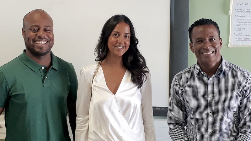 V.l.n.r.: Michael Cijntje (ICT Docent), Rajvee Mehta (Green Tree Curaçao, hoofddonateur), Gianwar Lacroes (ex-directeur Goslinga VSBO)
