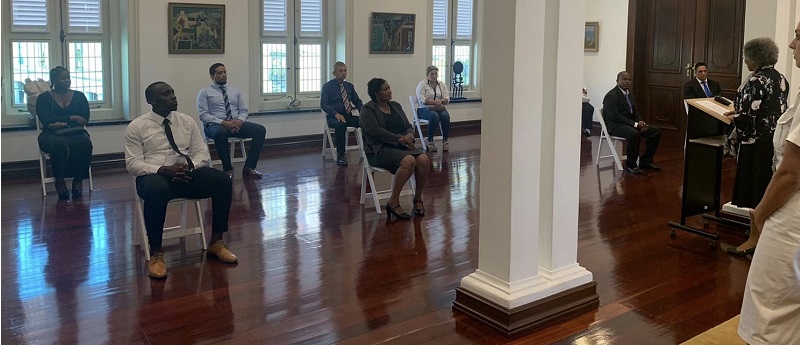 De Gouverneur van Curaçao, Hare Excellentie Lucille George-Wout, samen met de personen die het Nederlanderschap verwierven tijdens de ceremonies op 9 juli 2020 in het Paleis van de Gouverneur.