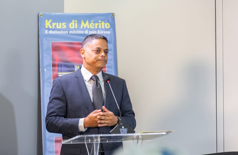 riba e fotonan athunto por tuma nota di e momentu ku e kondekoradonan ta risibí nan kondekorashon for di Minister E. Rhuggenaath i Minister S. Martina