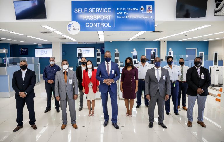 (Potrèt ariba di robes pa drechi: Elbert Sambo (MT KPC), Luigi Betrian (Hefe di KPC IT)), Wilhelmus Ignacio (Direktor CAH), Priscilla Circkens (Corporate Strategist & Assistant to the Director-CAH) Carlos Rojas (KPC IT) Minister Steven Martina (Minister di Desaroyo Ekonómiko), Elaine Oleana (Technical Program Manager EY), Luis Curiel (KPC), Minister Quincy Girigorie (Minister di Hustisia), Ninotchka Franca (KPC), Kennard Maduro (EY), Gerold Daantje (Sektor Direktor di Ministerio di Hustisia)