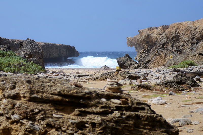 brandung in der boka kalki im shete boka nationalpark auf curacao