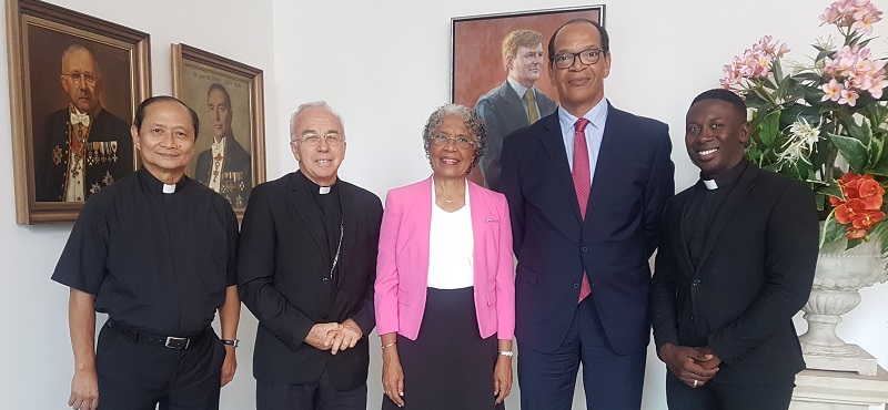 D.r.p.d. Pader Redoblado, Monseñor Secco, Su Ekselensia Lucille George-Wout, señor Casperson i Pader Curtis