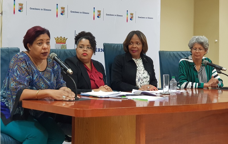 sra. Juliette Chirino-Mendez; hefe di servisio di kontakto pa kliente di S.S.C, sra. Rossy Reyna; konsehero finansiero, Minister Marilyn Alcalá-Wallé i sra. Ada Tromp; direktor interino di S.S.C, dunando informashon tokante e fechanan importante pa nos hóbennan durante rueda di prensa.