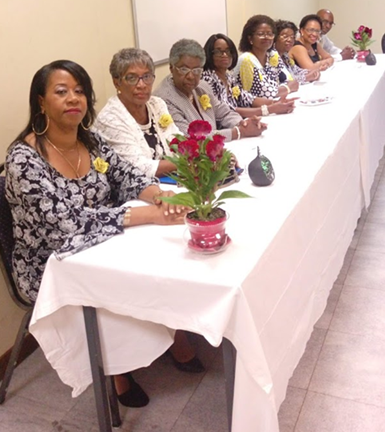 Direktiva Simadan Toastmaster Club (robes pa drechi): TM Xionella Heyliger (Presidente saliente), TM Clarita Richardson (Presidente), TM Ivon Poula (Sargento di evento), TM Geraldina Payne (Tesorero), TM Edith Grotestam (Sekretaria), TM Ruth Payne (VP Relashonan Públiko), TM Gisette Montroos (VP Membership), TM Michel Henriette (VP Edukashon).