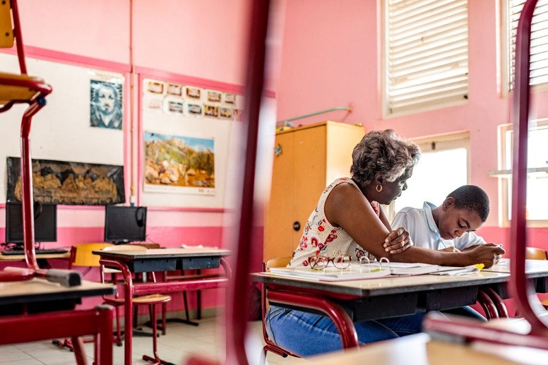 thumbnail Leerling met tutor in de klas