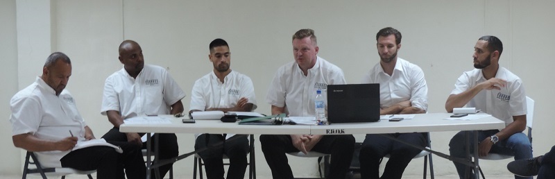 Foto het bestuur van CuraBox, van links naar rechts; Erwin Kleiboer (bestuurslid), Andy Frans (bestuurslid), Gideon Jonker (penningmeester), Edwin Baas (voorzitter), Sem Klein (bestuurslid), Ray Maharaj (secretaris). Dhr. Krishnadath (vice-voorzitter) ontbreekt op de foto.