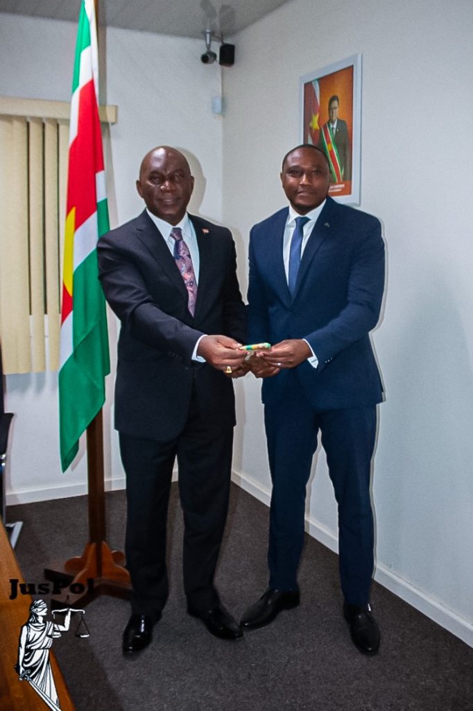 Minister di Hustisia i Polis sr. Amoksi huntu ku Minister Shalton Hato