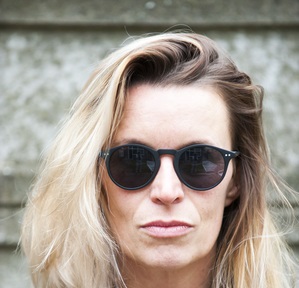 BUURVROUW 1