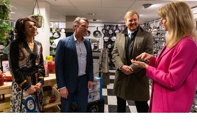 Koning Willem-Alexander en staatssecretaris Mona Keijzer spreken in de Beverwijkse binnenstad met ondernemers. Foto ©Ministerie van EZK