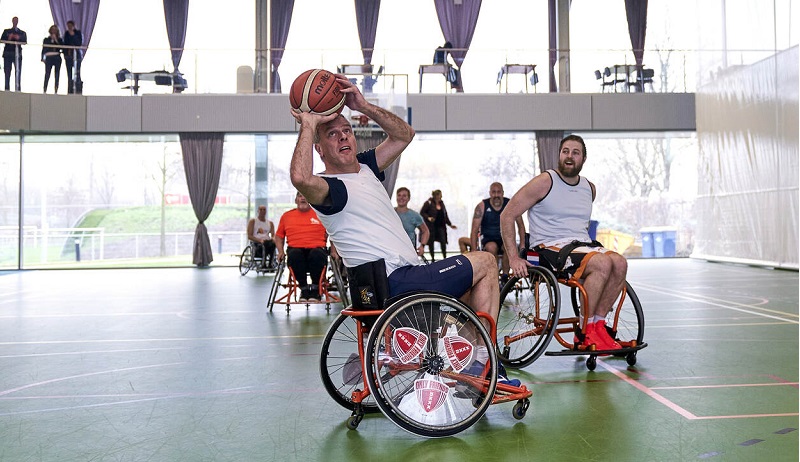 Luitenant-admiraal Bauer deed mee met het basketballen met (oud-)militairen die tijdens de dienst fysiek of mentaal gewond zijn geraakt.