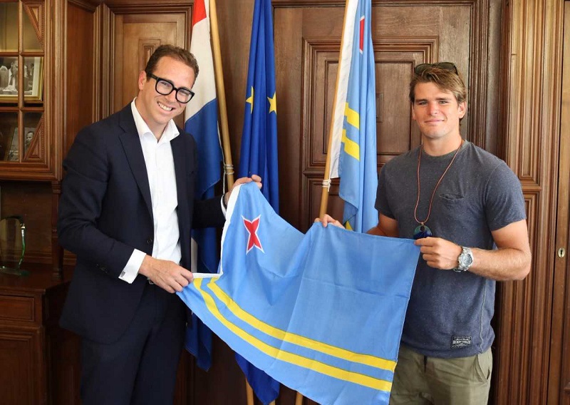 Wereldkampioen Windsurfer Ethan Westera bezoekt Arubahuis