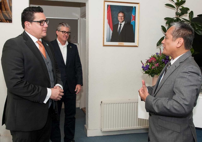 Beleefdheidsbezoek ambassadeur van Filipijnen aan minister Besaril 01