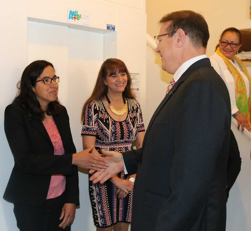 Gobernador Boekhoudt di bishita na Cas di Aruba 001