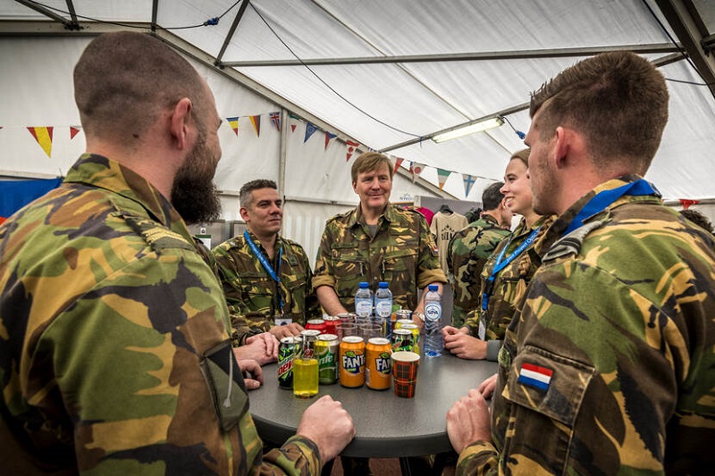 koning bezoekt defensie grondgebonden luchtverdedigingscommando 2