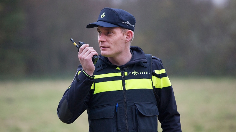 agent praat in portofoon