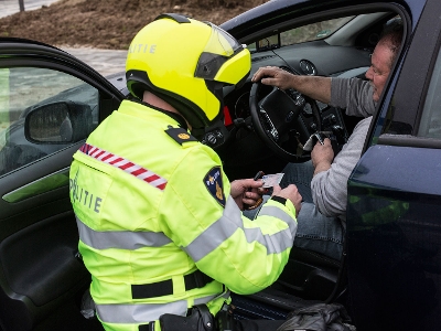 controle rijbewijs door motoragent