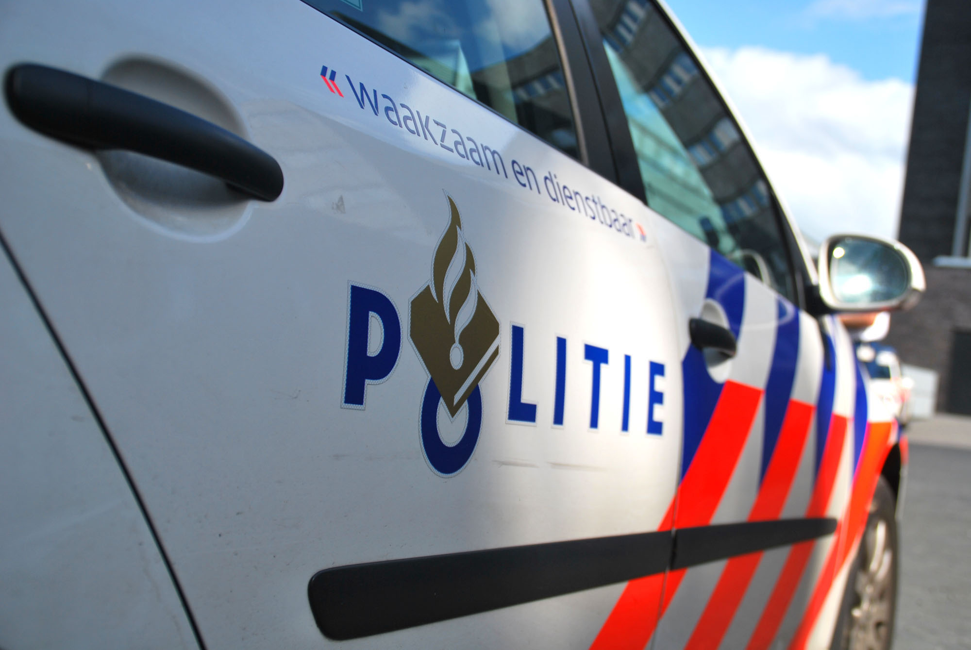 politie viel het woonwagenkamp binnen toen vijftien kilo henneptoppen geleverd werd.